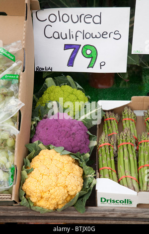 Viola Verde Arancione cavolfiori cavolfiori di colore per la vendita al di fuori di un fruttivendolo in Inghilterra. Foto:Jeff Gilbert Foto Stock