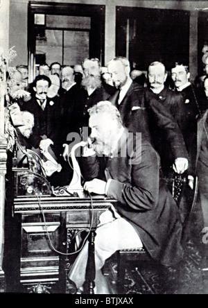 ALEXANDER Graham Bell, dimostrare come effettuare una chiamata telefonica in New York, 12 marzo 1876. Bell è parlando di Thomas Watson & sa Foto Stock