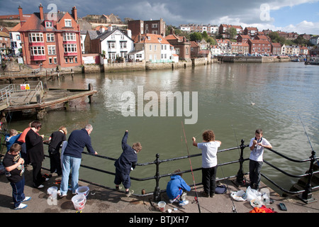 Famiglie la pesca alla foce del fiume Esk, Whitby, North Yorkshire. Foto:Jeff Gilbert Foto Stock