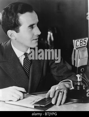 Edward R. Murrow (1908-1965) pionieristico di radio reporter che ha portato la seconda guerra mondiale in abitazioni americane durante la Battaglia di Bretagna. Foto Stock