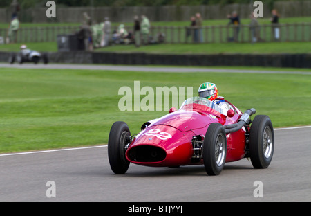 1956 Maserati 250F con driver Joaquin Folch-Rusinol durante il Richmond Trophy gara al 2010 Goodwood, Sussex, Regno Unito. Foto Stock