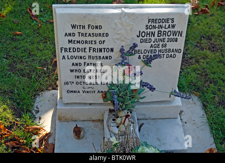 Tomba di attore freddie frinton nel cimitero di Hanwell, Ealing, ad ovest di Londra - Inghilterra Foto Stock