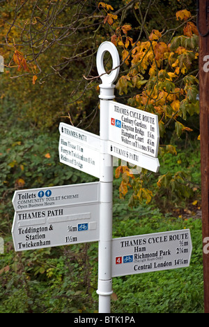 Cartello da teddington lock sul fiume Tamigi con le direzioni locali tra cui il Thames Path e del Tamigi percorso ciclabile Foto Stock