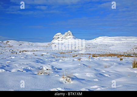 Regno Unito Scozia Highland Sutherland la montagna di Suilven in inverno da Elphin Foto Stock