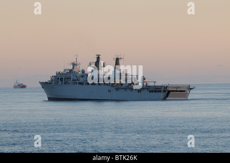 HMS Albion L14 in uscita da Portsmouth Inghilterra presto luce della sera. La nave è un LPD piattaforma di atterraggio Dock Foto Stock