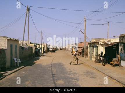 Scena di strada nella baraccopoli - Dakar in Senegal Foto Stock