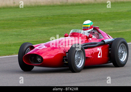 1954 Maserati 250F con autista Jose Albuquerque durante il Richmond Trophy gara al 2010 Goodwood, Sussex, Inghilterra. Foto Stock