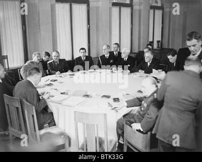 Il presidente Franklin D. Roosevelt, Primo Ministro Winston Churchill e il Maresciallo Joseph Stalin sono mostrati con gli altri attorno al tavolo della conferenza di Yalta, Crimea, dell' Unione Sovietica. Foto Stock