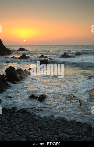 Tramonto su rocce a Hartland Quay, North Devon, Inghilterra, Regno Unito Foto Stock