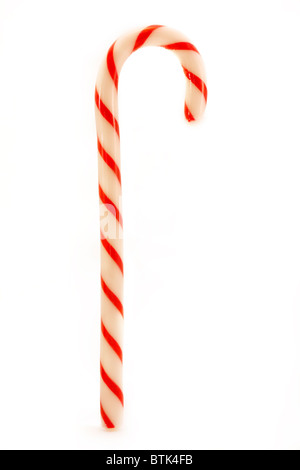 Striato rosso Candy Cane isolato su bianco Foto Stock
