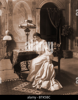 Viola Allen (1869-1948), stage americano attrice, alla scrittura della tabella in un magnifico Edwardian interni. 1903 foto di Joseph Byron. Foto Stock