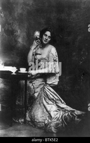 La sig.ra Patrick Campbell, (1865-1940) inglese attrice, tenendo cane. 1901 Foto Stock