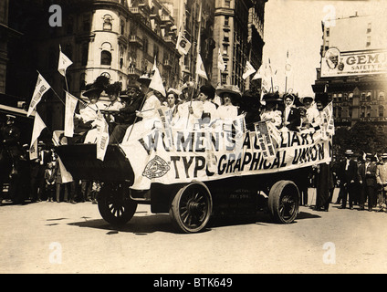 Parata del Giorno del lavoro. Le donne sul galleggiante della donna tipografici ausiliaria Unione. La città di New York, 6 settembre 1909 Foto Stock