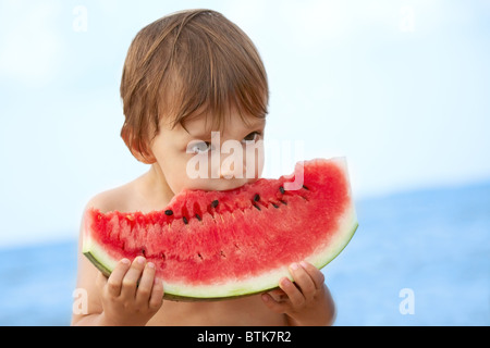 Ragazzo mangiare anguria Foto Stock