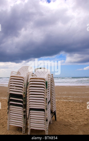 Impilati sedie da spiaggia in un giorno di inverno Foto Stock
