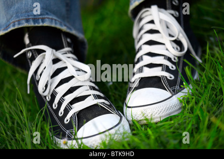 Coppia di sneakers in erba verde Foto Stock