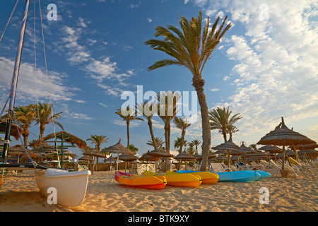 I kayak e catamarano sulla spiaggia Foto Stock