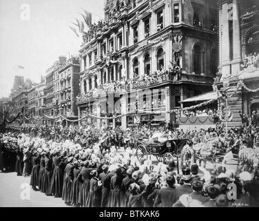 La regina Victoria (1819-1901), ha governato la Gran Bretagna 1837-1901, Victoria nella sua carrozza reale in occasione del cinquantesimo anniversario della sua incoronazione, 1887 Foto Stock