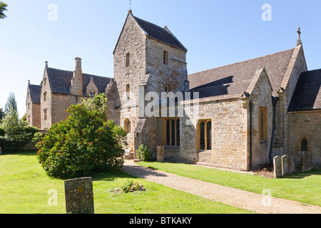 St Denys chiesa, accanto alla casa padronale, nel villaggio di Little Compton, Warwickshire Foto Stock