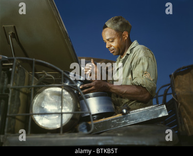 African soldato americano, un autista del camion e meccanico, è stato una delle migliaia di Neri relegato a ruoli di supporto nel segregato U.S. forze armate durante la Seconda Guerra Mondiale. Fort Knox, Kentucky, 1942. Foto Stock