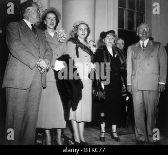 Il Vicepresidente eletto Alben Barkley con sua figlia Margaret Truman, First Lady Bess Truman, il presidente Harry Truman il giorno dopo la loro vittoria elettorale, 5 novembre 1948 Foto Stock