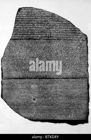 La Rosetta Stone, lastra di basalto inscritta da sacerdoti di Tolomeo V in geroglifici, demoniaco e greco, trovati da Napoleone i soldati nel 1799, dal British Museum Foto Stock