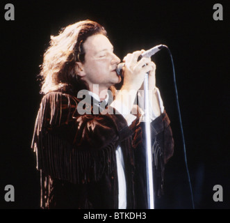 Bono eseguendo con U2 al concerto per Amnesty International, Giant Stadium di New Jersey, 15 giugno 1986, Foto Stock