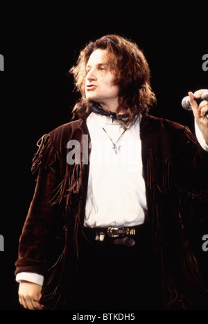 Bono eseguendo con U2 al concerto per Amnesty International, Giant Stadium di New Jersey, 15 giugno 1986, Foto Stock