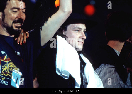 Bono (sulla destra) al concerto per Amnesty International, Giant Stadium di New Jersey, 15 giugno 1986, Foto Stock