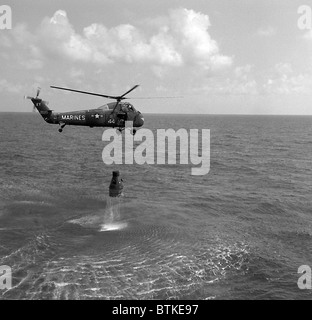 Dopo splashdown il recupero della libertà 7 capsula spaziale da una U.S. Elicottero Marine. La libertà 7 portato collocato il primo astronauta americano, Alan Shepard, nello spazio per 15-1/2 minuti il 5 maggio 1961. Foto Stock