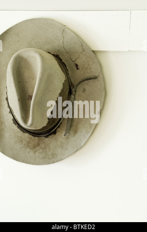 Il cappello da cowboy appeso ad un gancio - Bar U Ranch National Historic Site - Alberta, Canada Foto Stock