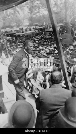 Booker T. Washington (1856-1915), offrendo il parlato da un palco vicino a New Orleans, Louisiana. Ca. 1910. Foto Stock