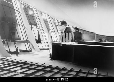 Eero Saarinen (1910-1961), architetto di finitura, in piedi all'interno del modello di Dulles Airport Terminal. 1958. Foto Stock