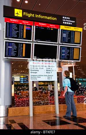 Monitor CRT per orari di partenza e di arrivo presso il nuovo aeroporto moderno a Singapore il sud-est asiatico Foto Stock