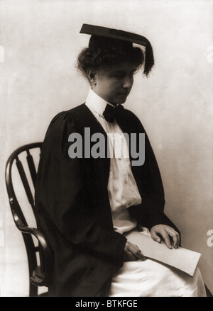 Helen Adams Keller (1880-1968), indossando il cappuccio accademico e camice in 1904. Keller è stata ciechi e sordi e la sua educazione ha rotto le barriere per le persone disabili. Foto Stock