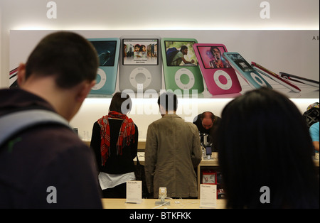 Gli appassionati di tecnologia in un Apple Store di New York City, Stati Uniti d'America Foto Stock