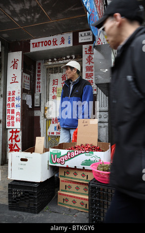 Frutta e verdura venditore nella Chinatown di New York City, Stati Uniti d'America Foto Stock