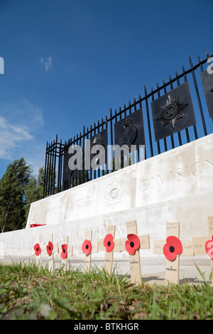 Ricordo piccole croci di fronte alla divisione di uso domestico Memorial presso il National Memorial Arboretum, Alrewas, UK. Foto Stock