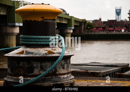 Post di ormeggio sul Tamigi, Londra Foto Stock