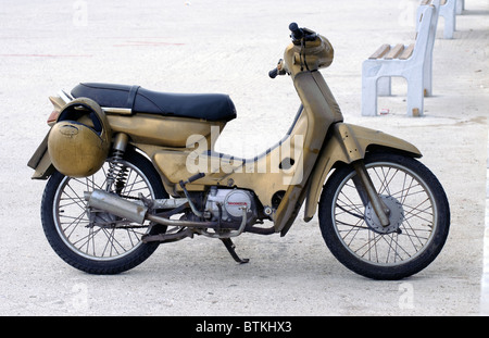 Le piccole Honda moto con casco, sia verniciato nello stesso colore dell'oro. Foto Stock