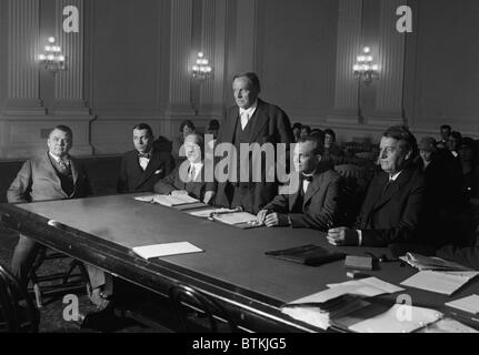 Il Comitato casa nel distretto di Columbia organizzare audizioni su un disegno di legge per abolire la pena capitale ascolta il famoso avvocato penalista, Clarence Darrow, parlando in favore del progetto di legge. 1 febbraio 1926. Foto Stock