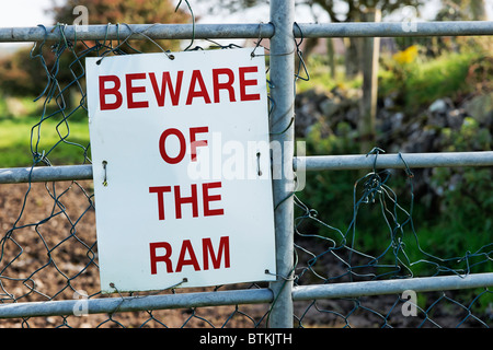 Fate attenzione al segno di Ram su una fattoria, Foto Stock