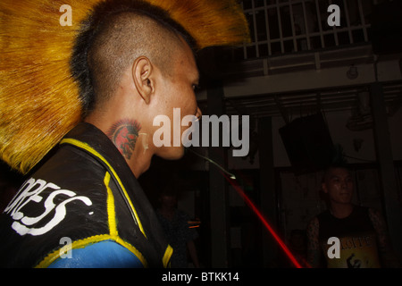 Il cantante dei tutti Dirtys, un Thai punk band, eseguendo a Bangkok, in Thailandia Foto Stock