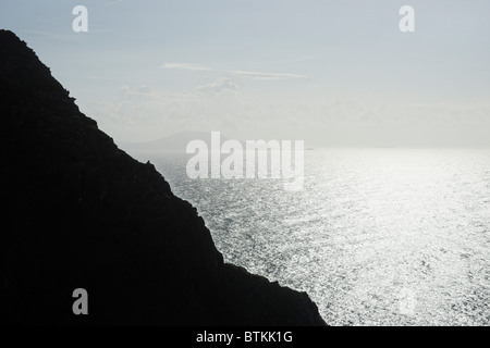 Stagliano scogliere sul mare nei pressi di Keem, Achill Island, nella contea di Mayo, Connaught, Irlanda. Foto Stock