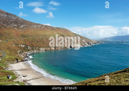 Spiaggia sabbiosa a Keem Bay, Achill Island, nella contea di Mayo, Connaught, Irlanda. Foto Stock