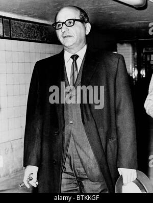 Sammy Giancana (1908-1975), American mobster e boss della 'Chicago Outfit', lasciando il Palazzo Federale a Foley Square a New York City nel 1965. Foto Stock