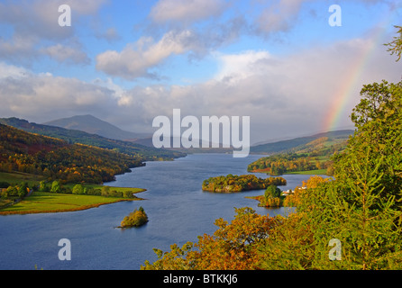 Regno Unito Scozia Tayside Perthshire Loch Tummel dal Queens e montagna di Schiehallion Rainbow su Loch Foto Stock