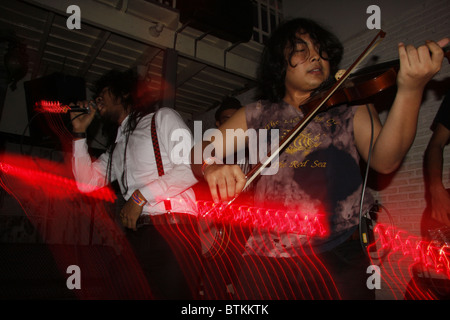 Errore 99, una Thai punk band che suona canzoni irlandesi in concerto a Bangkok, in Thailandia Foto Stock