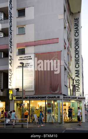 Haus am Checkpoint Charlie in Kochstrasse;, Berlino, Germania Foto Stock