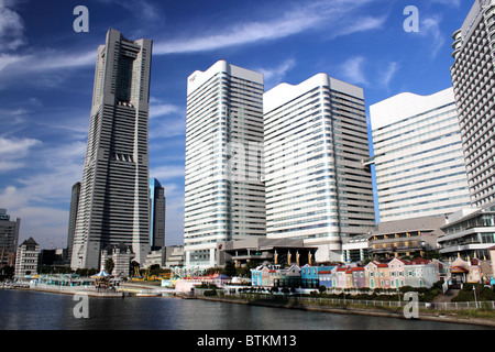 Vista di Minato Mira 21 distretto e Landmark Tower a Yokohama Giappone Foto Stock